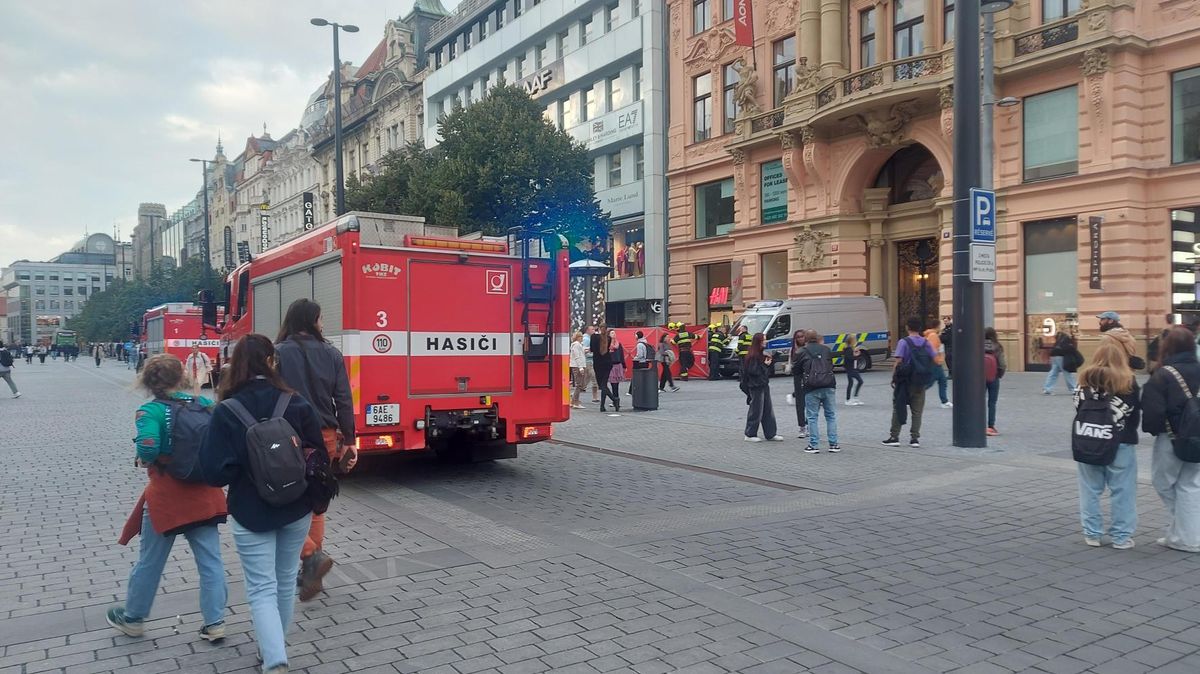 Hasiči v centru Prahy vyprošťují lidi ze zaseklého výtahu